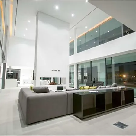 Villa Sleeps 12 Pool Air Con Wifi *